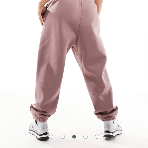 Nike Plus mini swoosh oversized joggers in smokey mauve - Picture 4 of 7